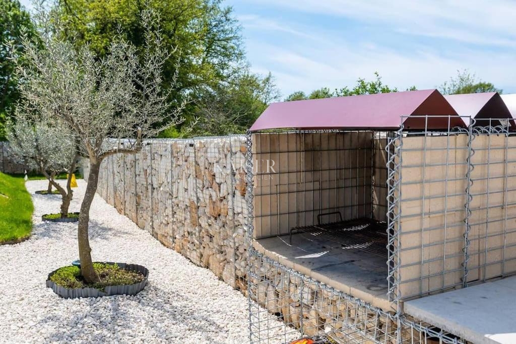 Istria, Barbana - casa con piscina immersa nella natura, 156 m2