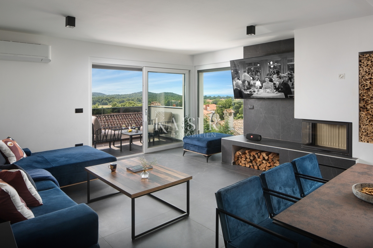 Istria - Parenzo, imponente villa con campo da tennis e vista mare