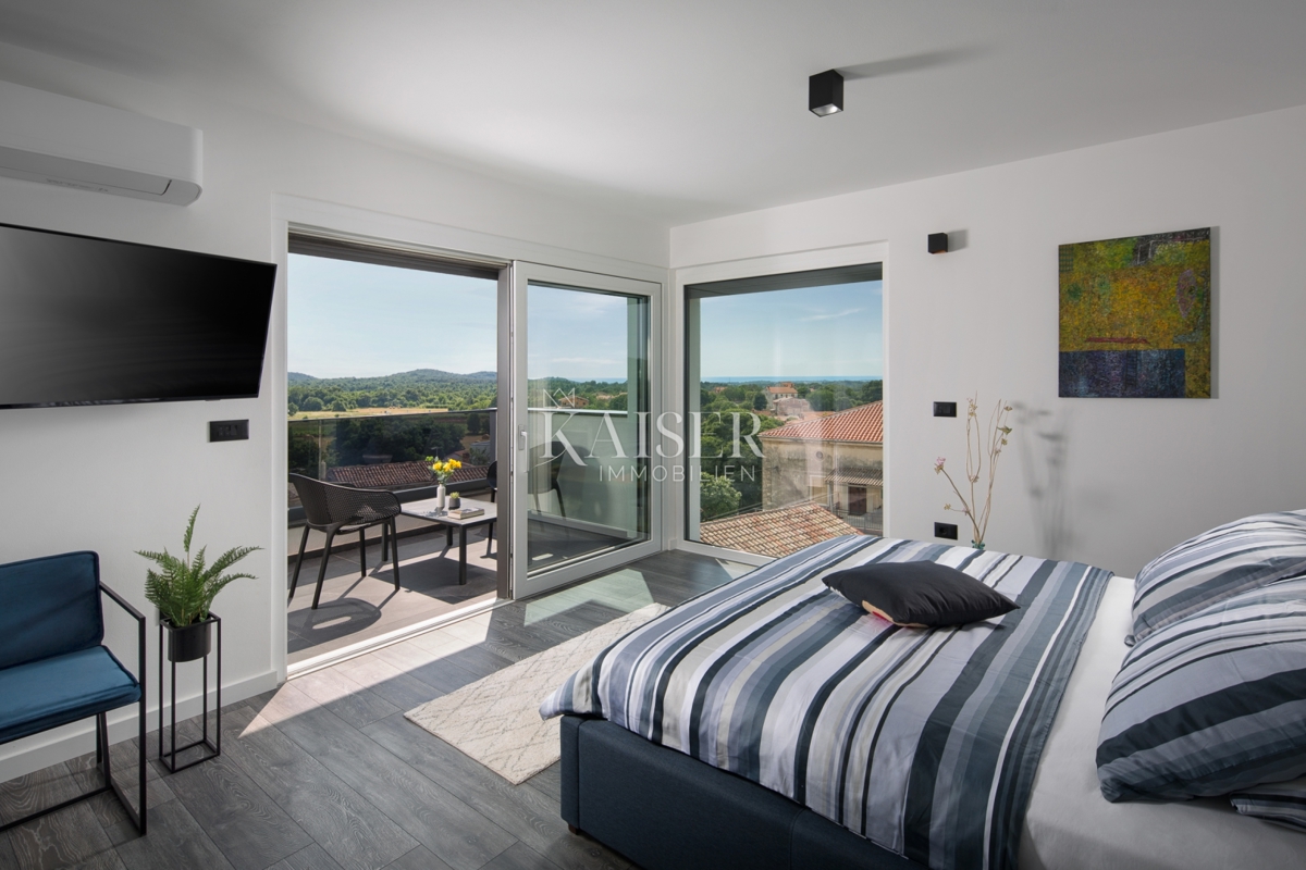 Istria - Parenzo, imponente villa con campo da tennis e vista mare