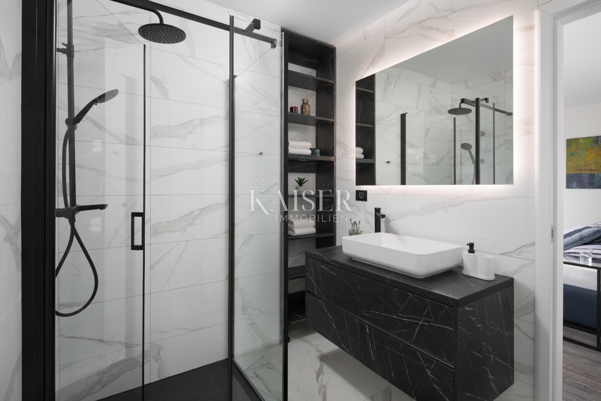 Istria - Parenzo, imponente villa con campo da tennis e vista mare