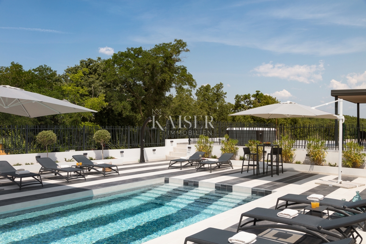 Istria - Parenzo, imponente villa con campo da tennis e vista mare