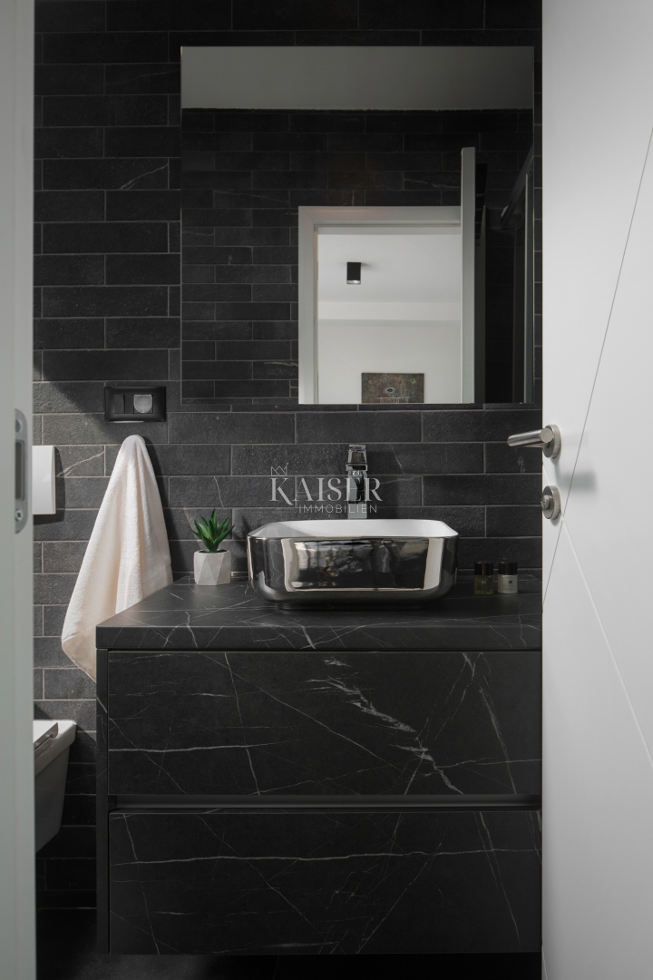 Istria - Parenzo, imponente villa con campo da tennis e vista mare