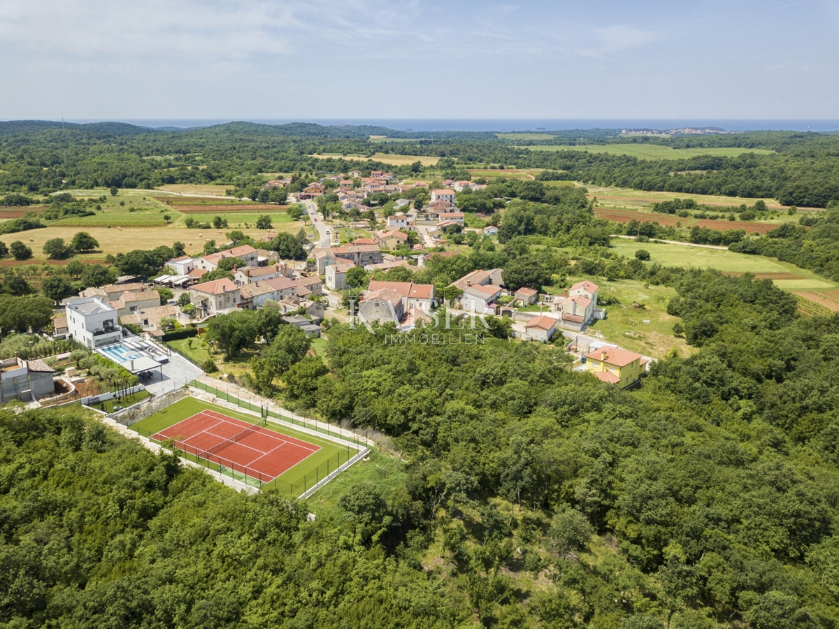 Istria - Parenzo, imponente villa con campo da tennis e vista mare