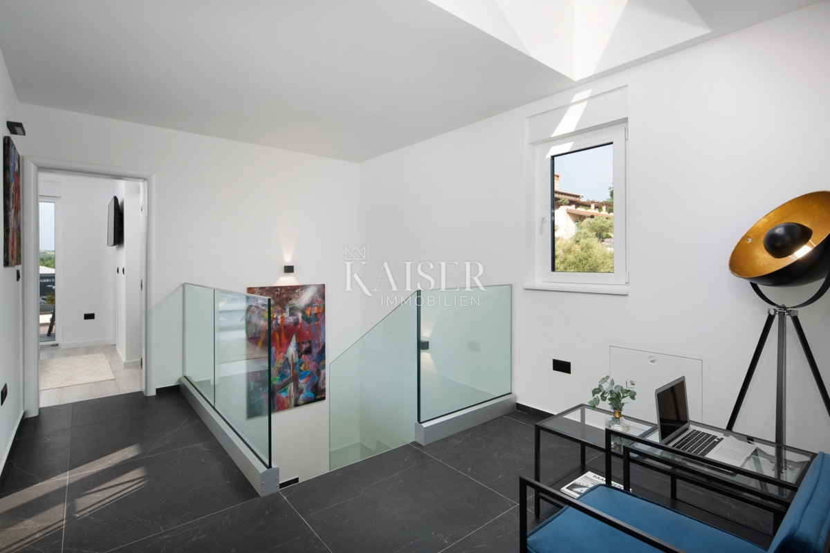 Istria - Parenzo, imponente villa con campo da tennis e vista mare