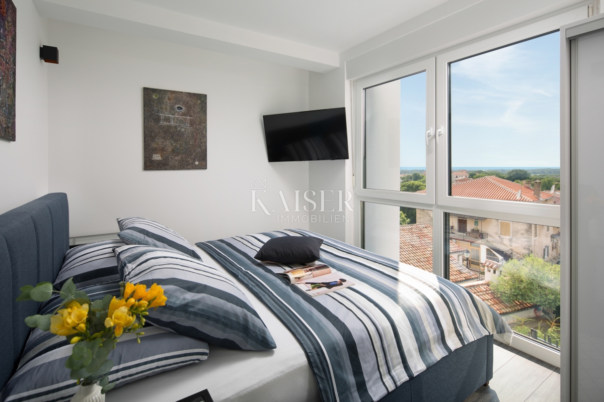 Istria - Parenzo, imponente villa con campo da tennis e vista mare