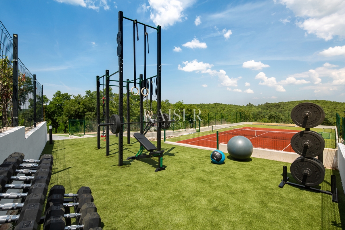 Istria - Parenzo, imponente villa con campo da tennis e vista mare