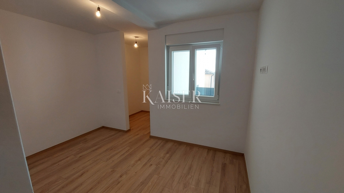 Istria, Cittanova - appartamento con due camere da letto e soggiorno, 66m2; primo piano