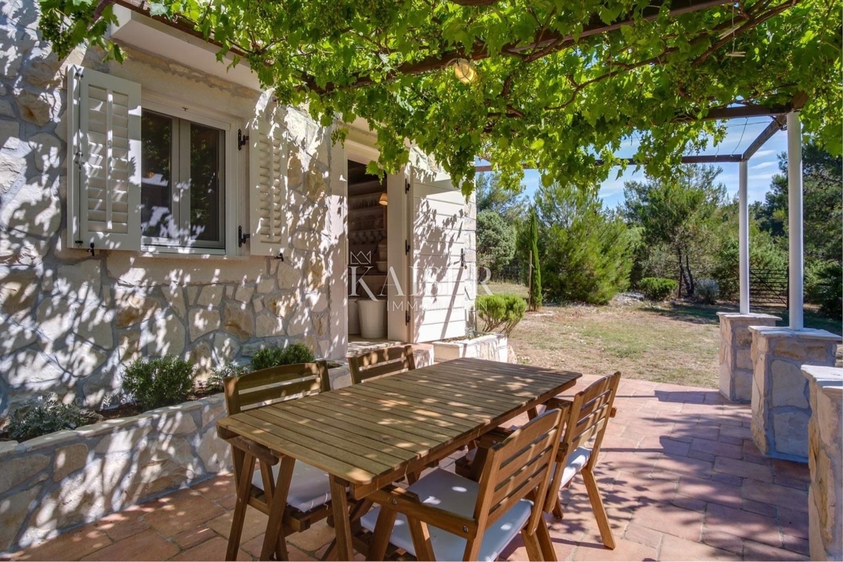 Mali Lošinj - casa in pietra nella natura 