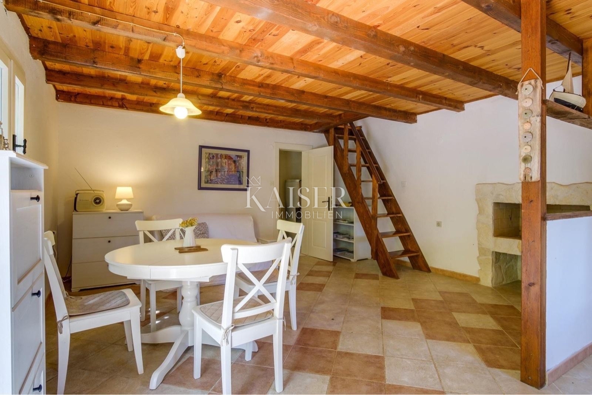 Mali Lošinj - casa in pietra nella natura 