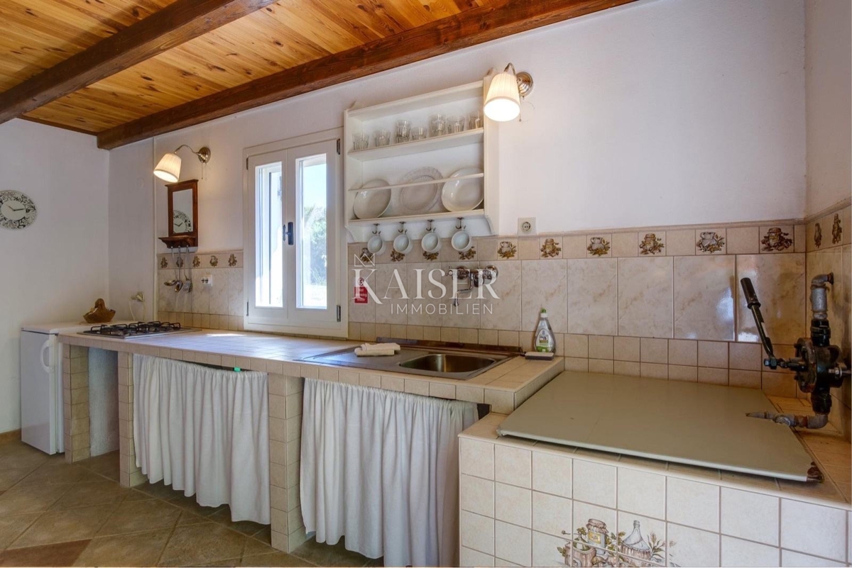 Mali Lošinj - casa in pietra nella natura 