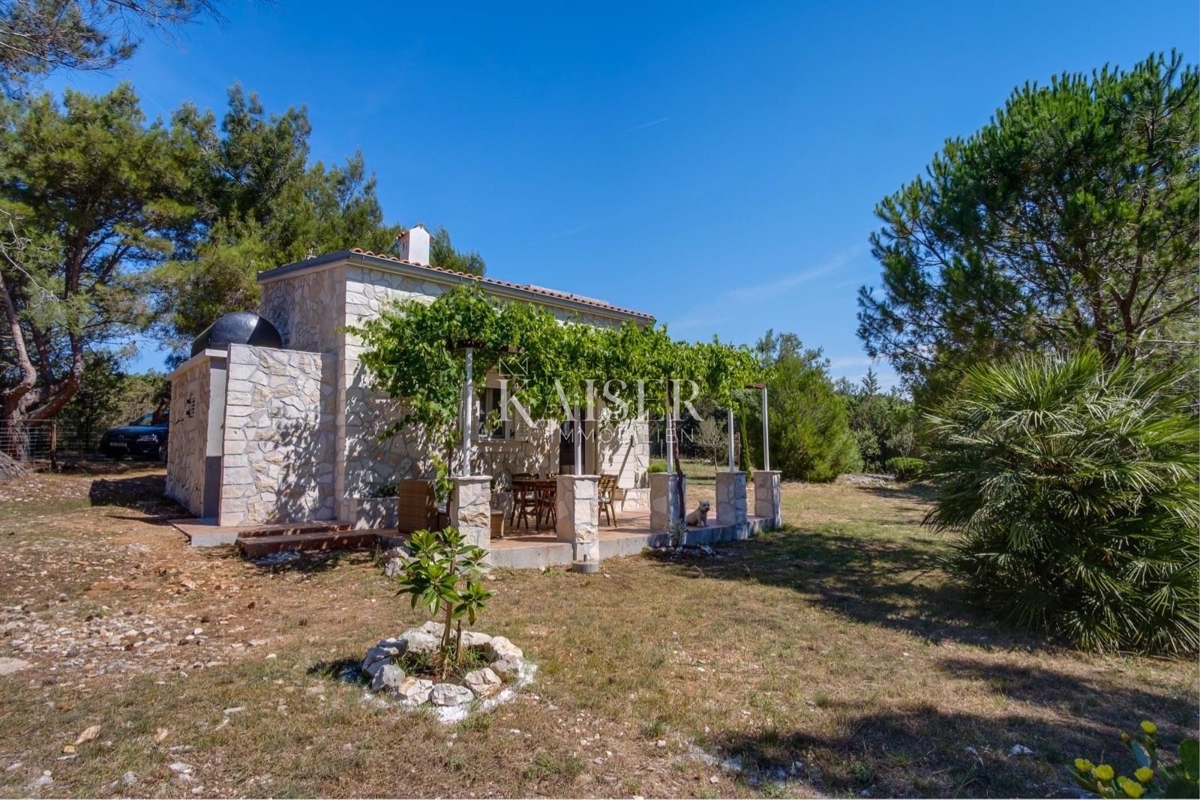 Mali Lošinj - casa in pietra nella natura 