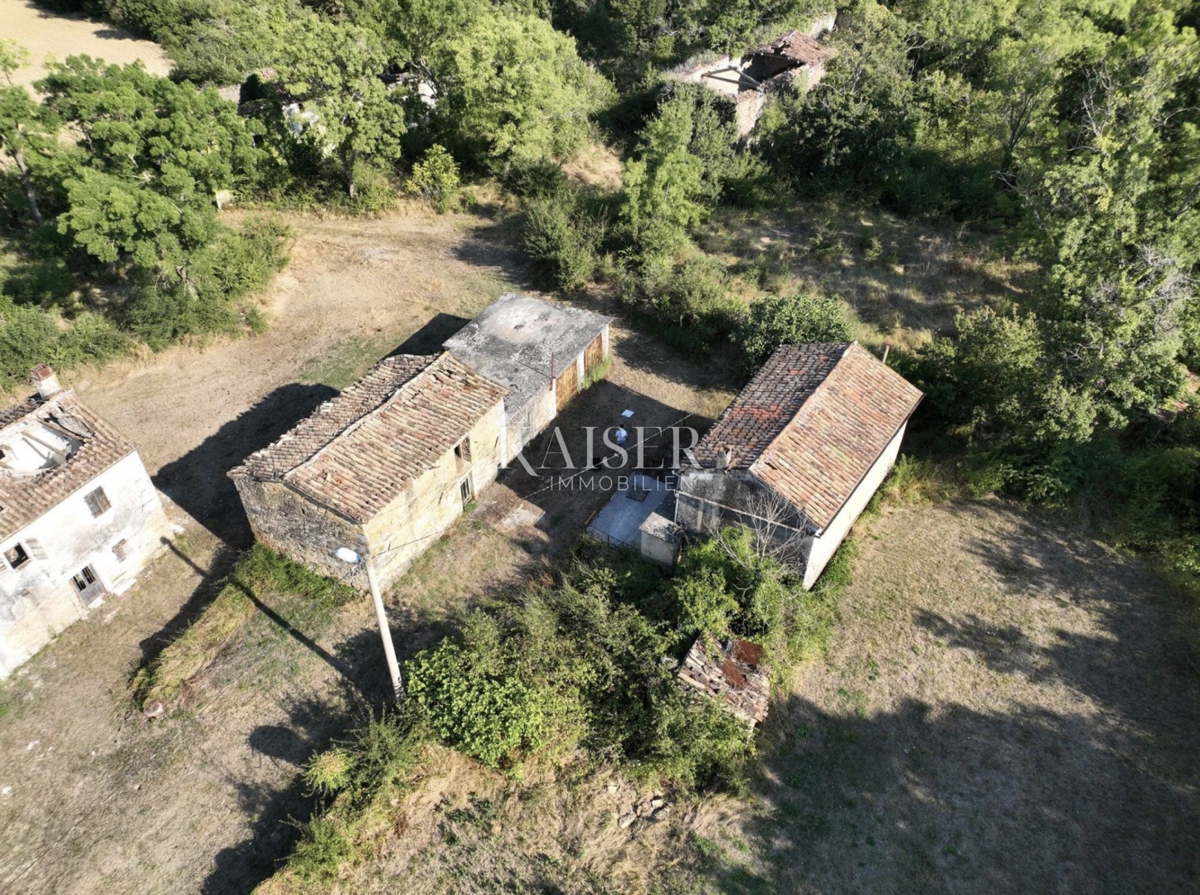 Istria, Labin - case da ristrutturare in posizione tranquilla, 188 m2