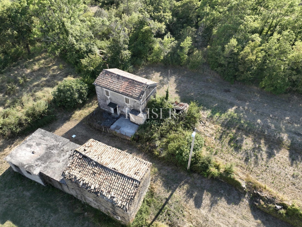 Istria, Labin - case da ristrutturare in posizione tranquilla, 188 m2