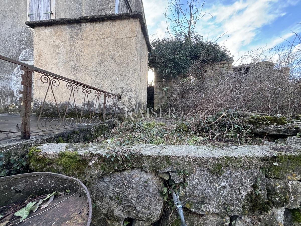 Istria, Labin - case da ristrutturare in posizione tranquilla, 188 m2
