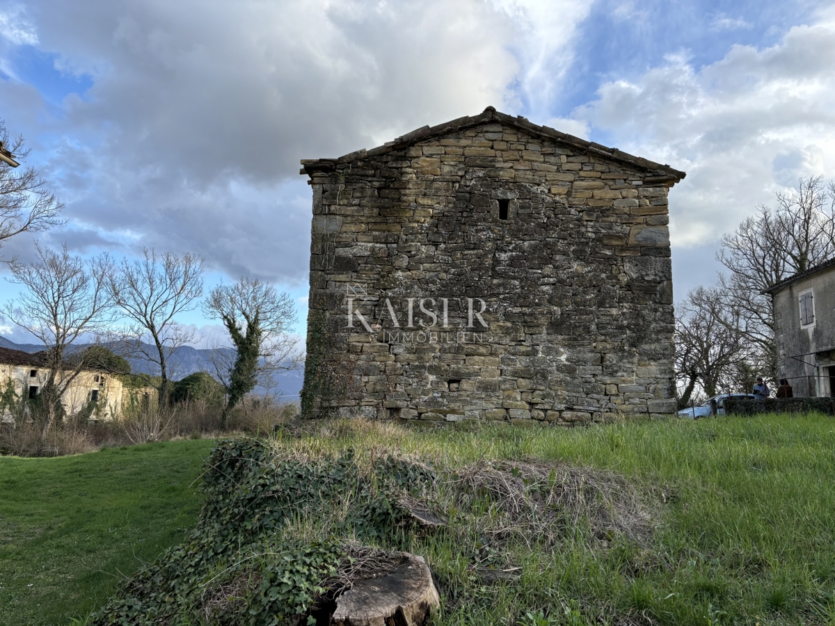 Istria, Labin - case da ristrutturare in posizione tranquilla, 188 m2