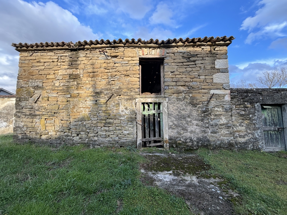 Istria, Labin - case da ristrutturare in posizione tranquilla, 188 m2