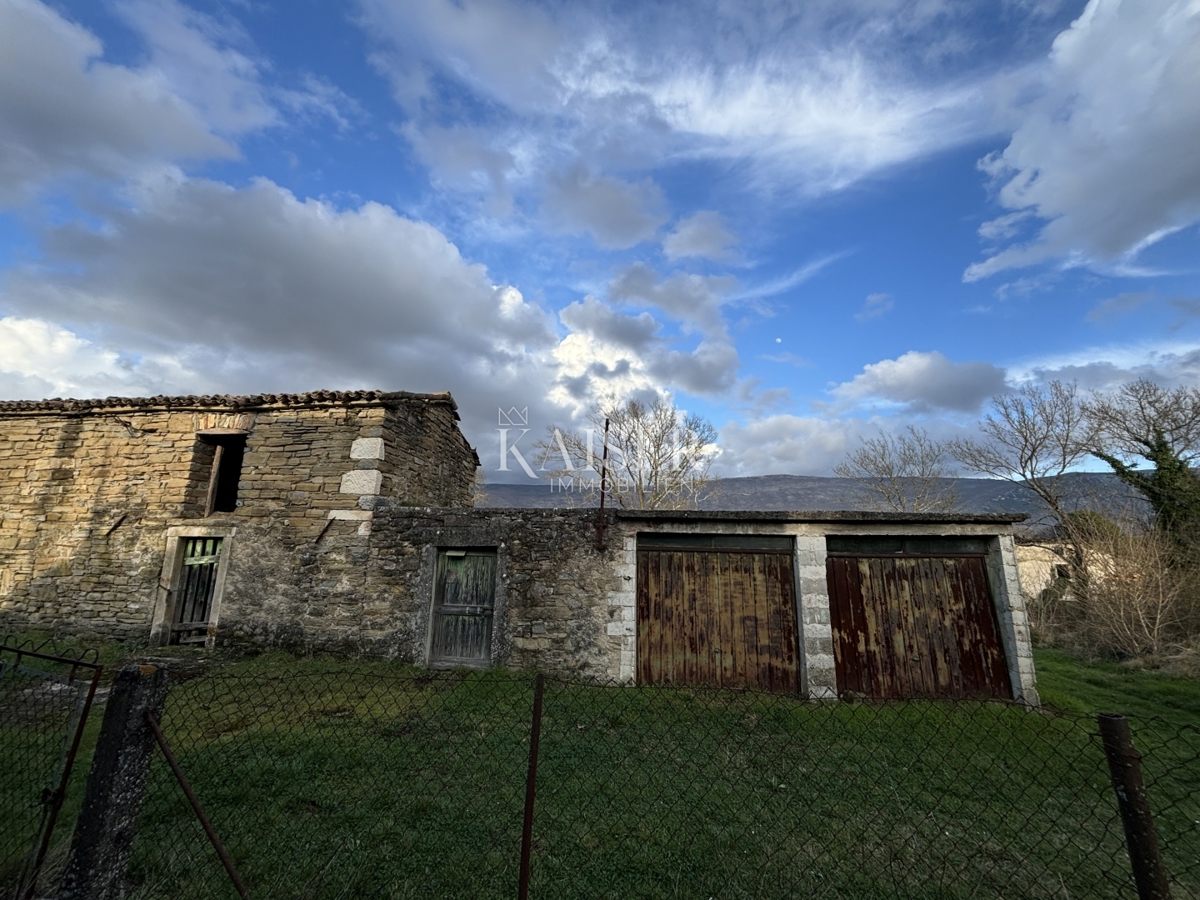 Istria, Labin - case da ristrutturare in posizione tranquilla, 188 m2