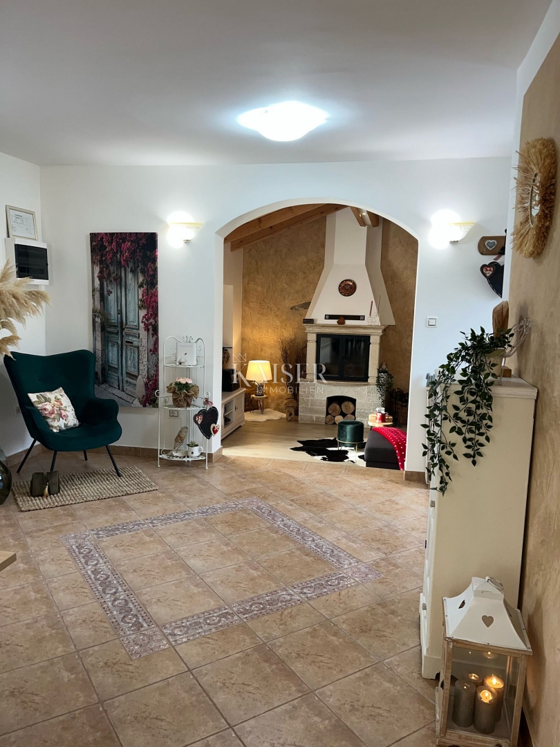 Lupoglav - bella casa in pietra con piscina