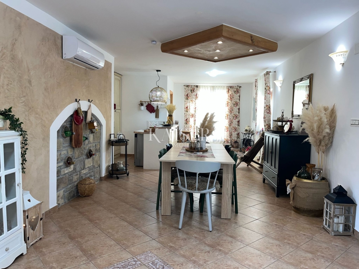 Lupoglav - bella casa in pietra con piscina