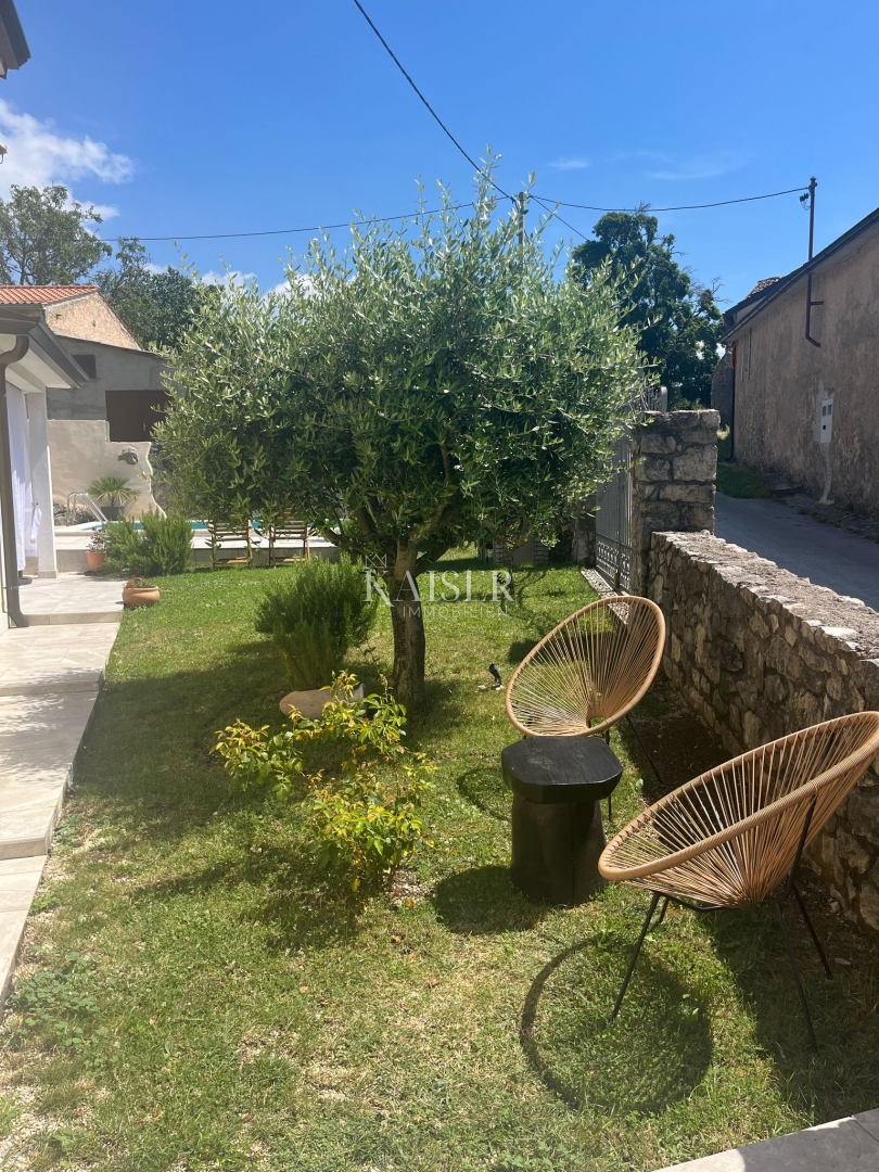 Lupoglav - bella casa in pietra con piscina