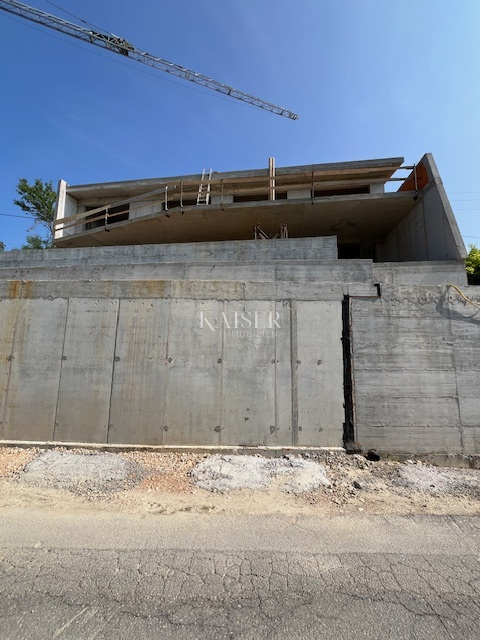 Istria, Buie, dintorni - villa 280m2 con piscina a sfioro e splendida vista 