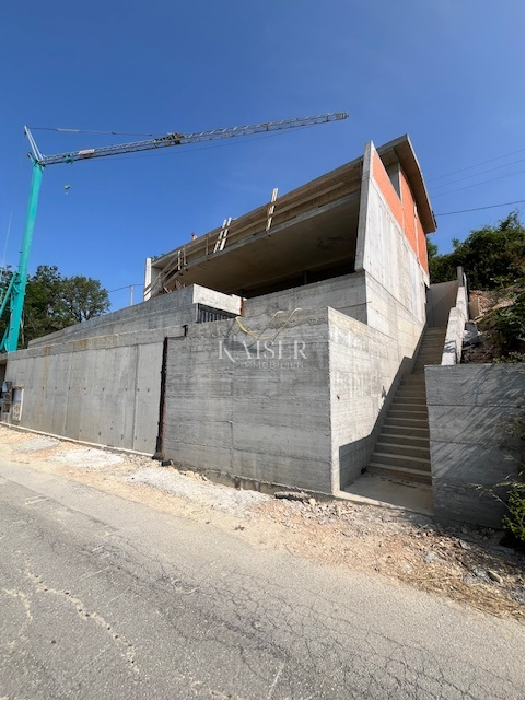 Istria, Buie, dintorni - villa 280m2 con piscina a sfioro e splendida vista 