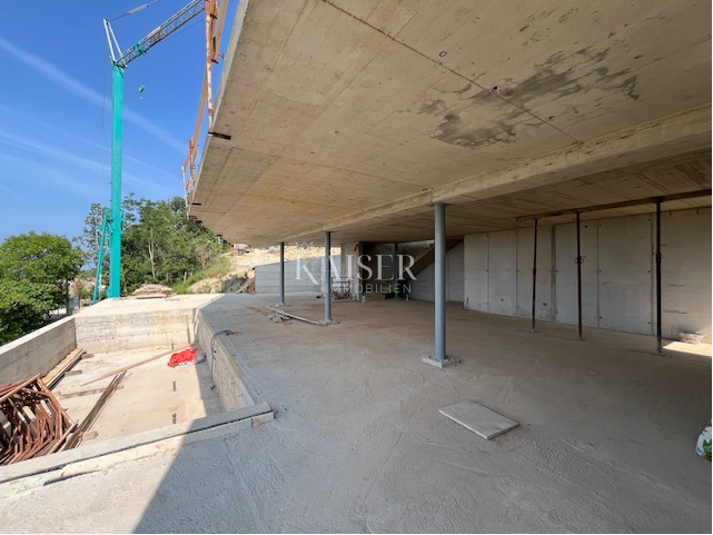 Istria, Buie, dintorni - villa 280m2 con piscina a sfioro e splendida vista 