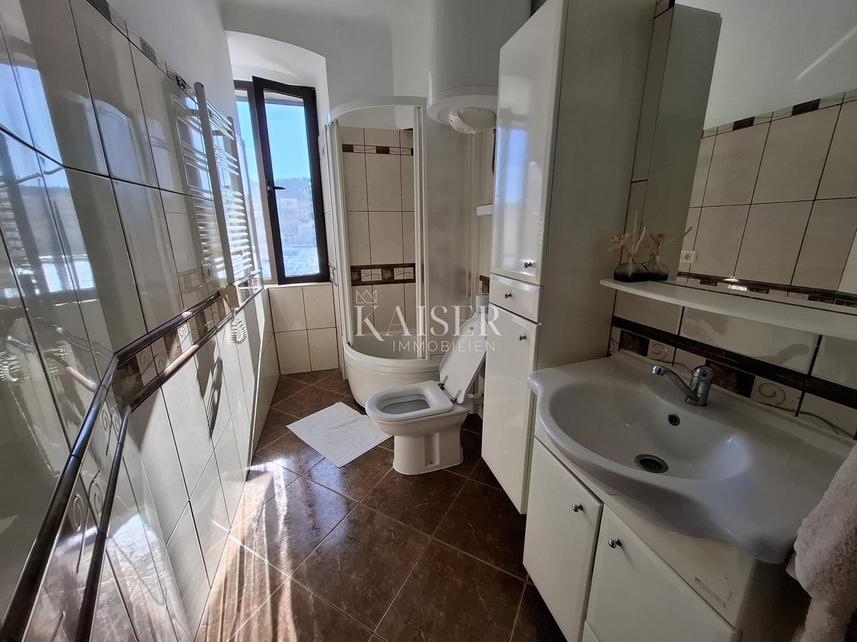 Mali Lošinj, casa 144 m2 con spazio commerciale