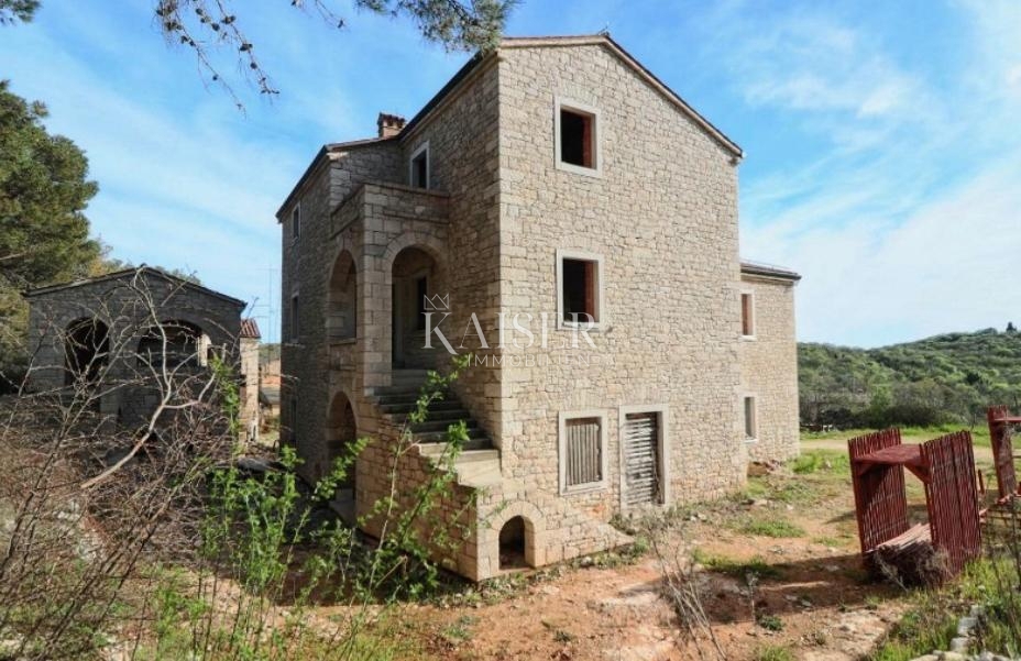 Rovigno, Sošići - un'unica villa in pietra con vista sul mare