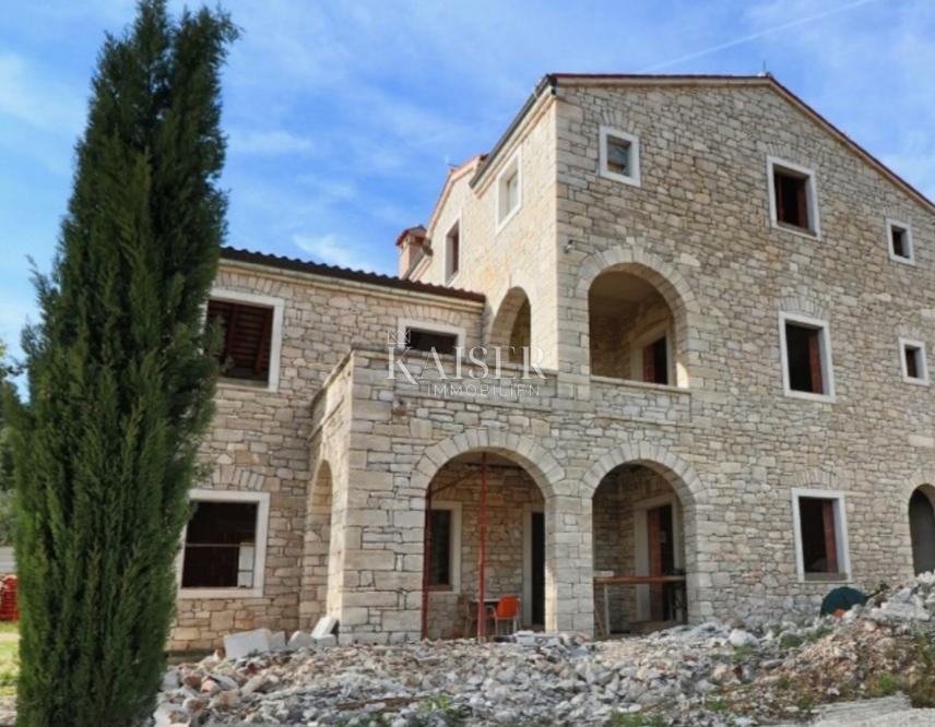 Rovigno, Sošići - un'unica villa in pietra con vista sul mare