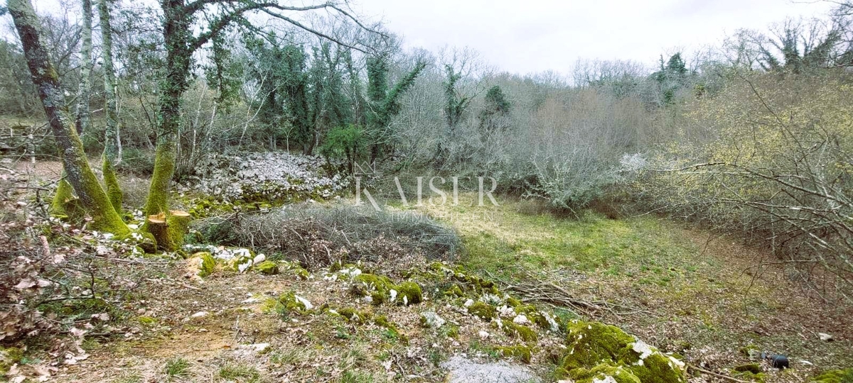 Krk, Malinska - terreno edificabile, posizione tranquilla immersa nel verde, 2068 m2