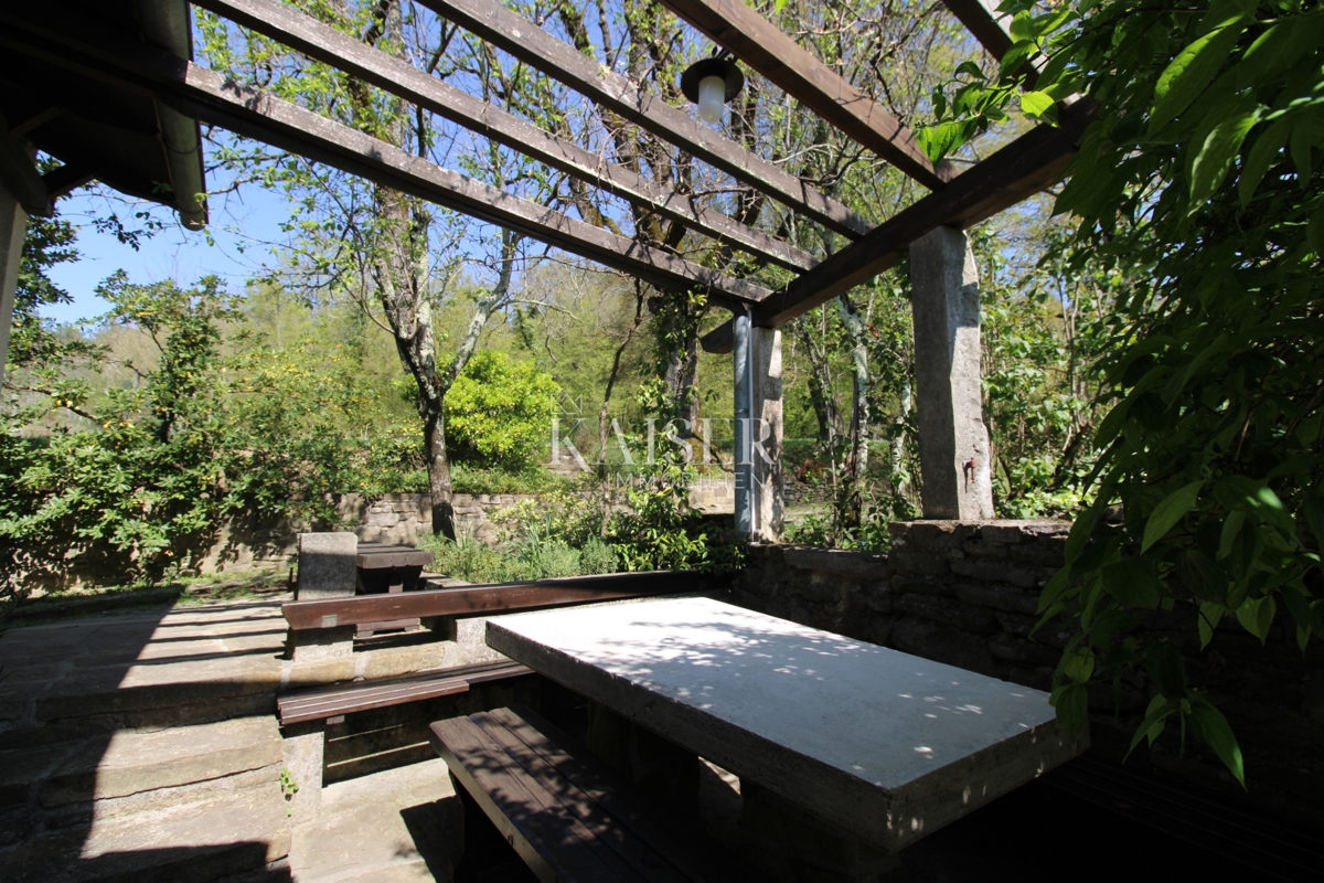 Istria - Buzet, casa con terreno di 20000 m2