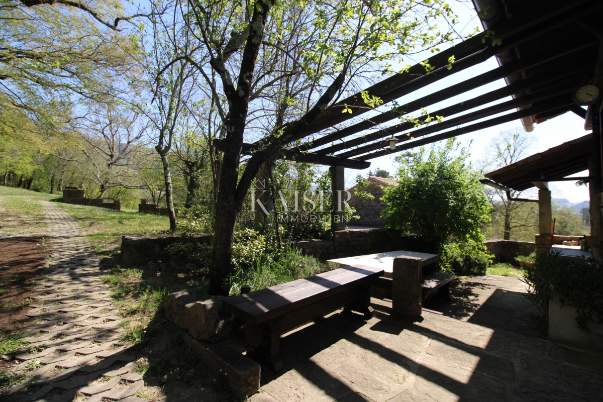 Istria - Buzet, casa con terreno di 20000 m2