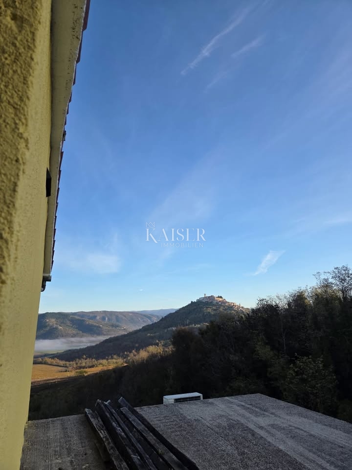 Istria, Montona - casa da ristrutturare con giardino, 150m2, vista su Montona