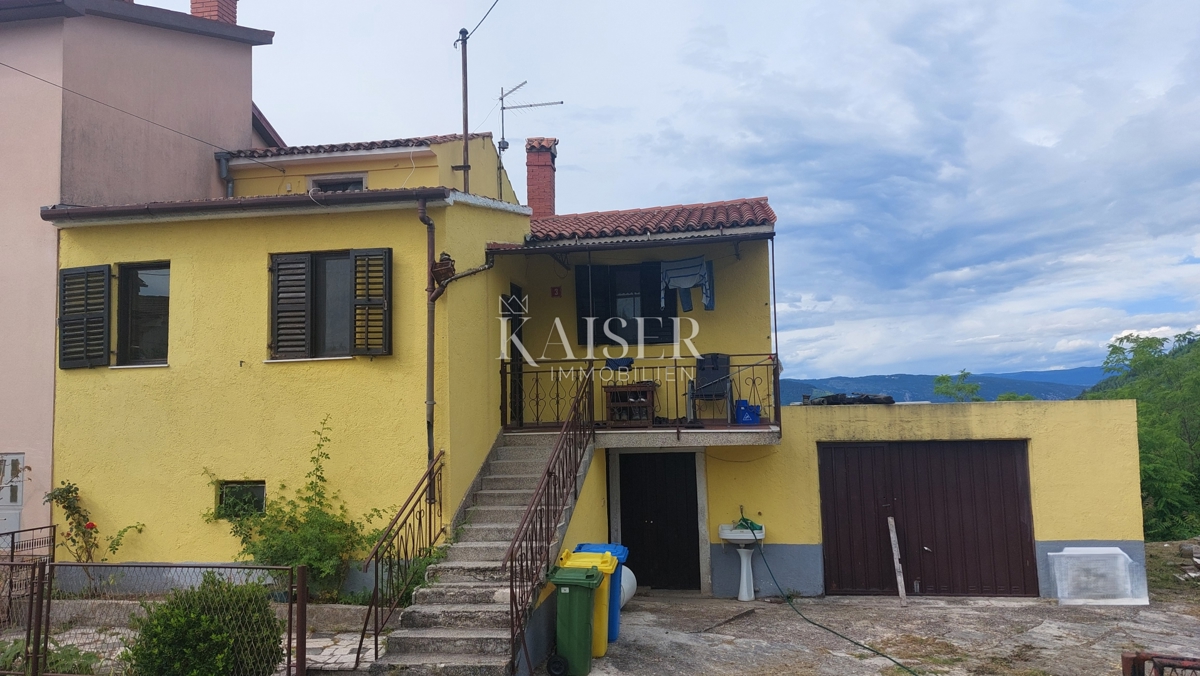 Istria, Montona - casa da ristrutturare con giardino, 150m2, vista su Montona