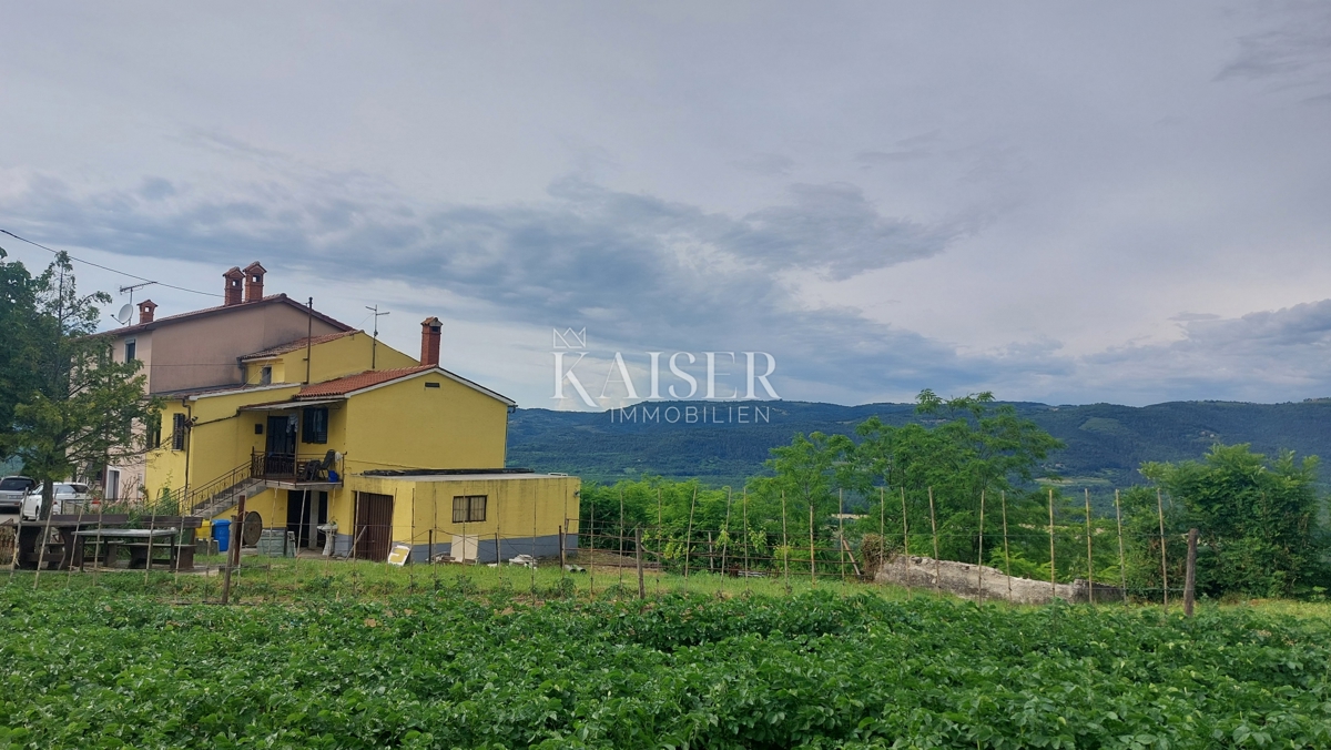 Istria, Montona - casa da ristrutturare con giardino, 150m2, vista su Montona