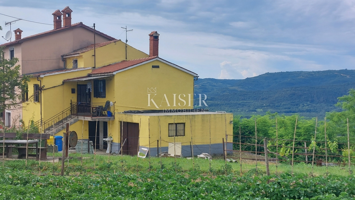 Istria, Montona - casa da ristrutturare con giardino, 150m2, vista su Montona