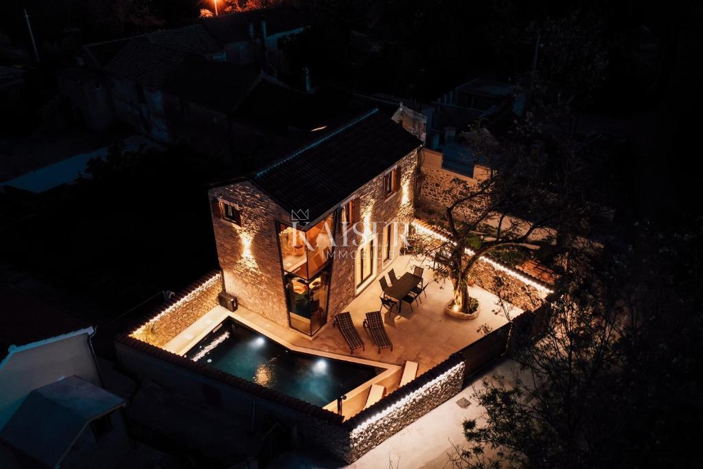 Privlaka - Zara: Autentica villa in pietra con piscina riscaldata