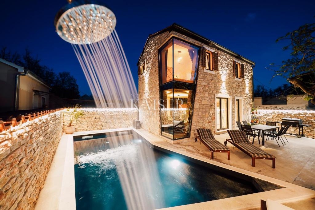 Privlaka - Zara: Autentica villa in pietra con piscina riscaldata