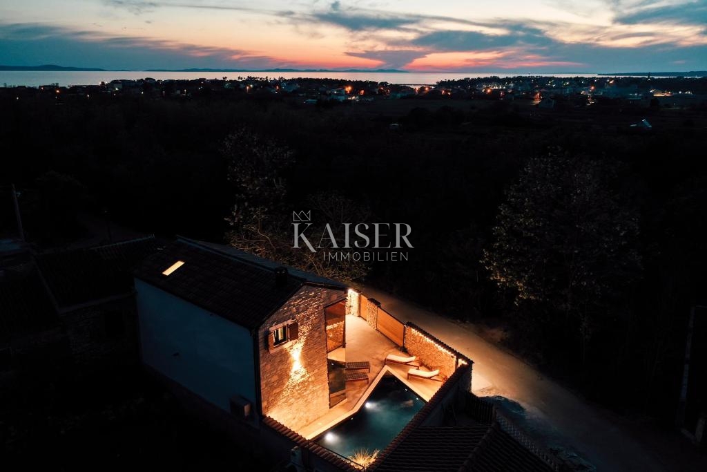 Privlaka - Zara: Autentica villa in pietra con piscina riscaldata