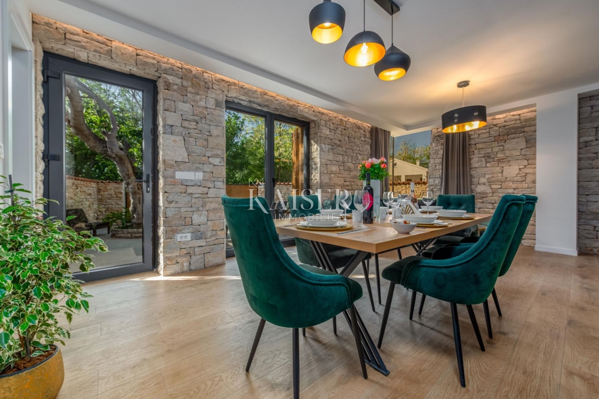 Privlaka - Zara: Autentica villa in pietra con piscina riscaldata