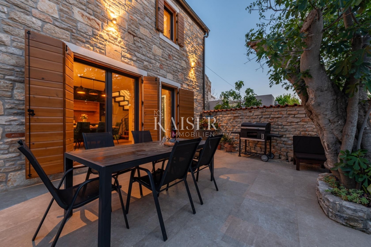 Privlaka - Zara: Autentica villa in pietra con piscina riscaldata