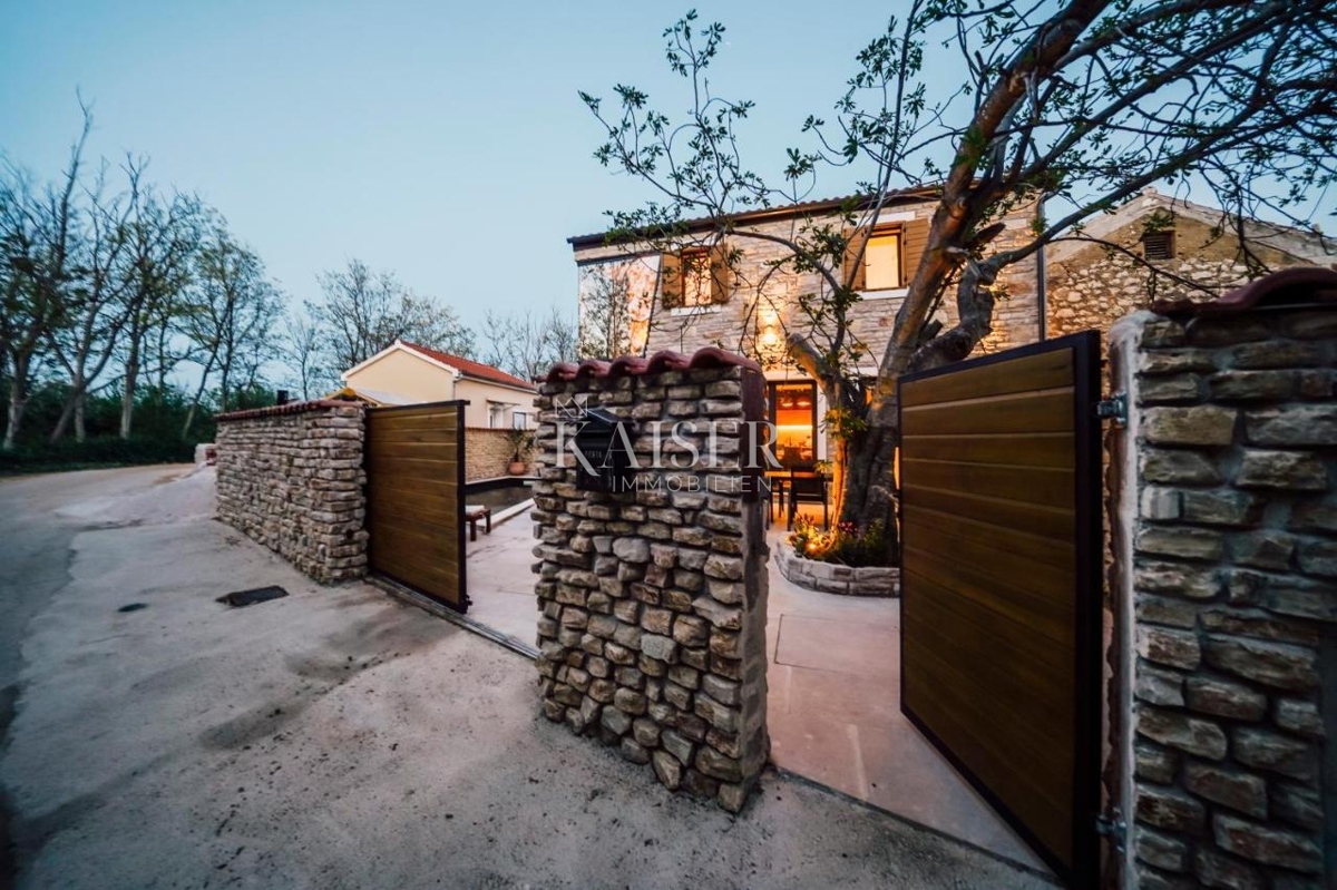 Privlaka - Zara: Autentica villa in pietra con piscina riscaldata