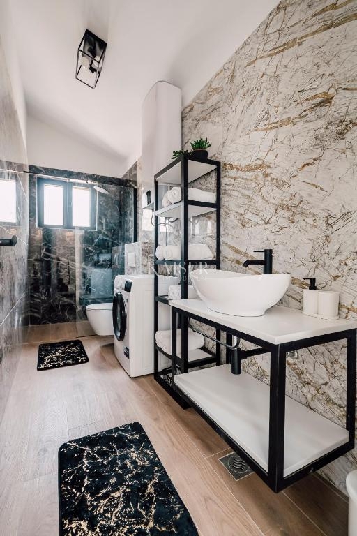 Privlaka - Zara: Autentica villa in pietra con piscina riscaldata