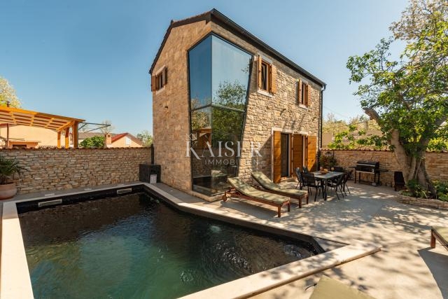 Privlaka - Zara: Autentica villa in pietra con piscina riscaldata