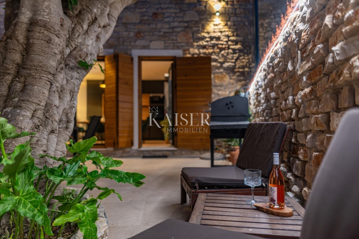 Privlaka - Zara: Autentica villa in pietra con piscina riscaldata