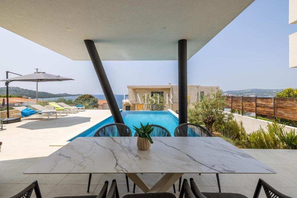 Villa Ražanj, Rogoznica, 270m2