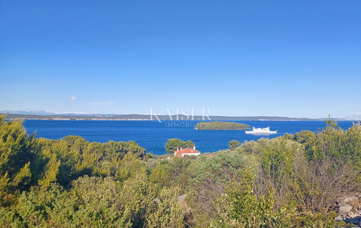 Ugljan, Kukljica, terreno edificabile 1686 m2, a 150 m dal mare con vista sul canale di Zara