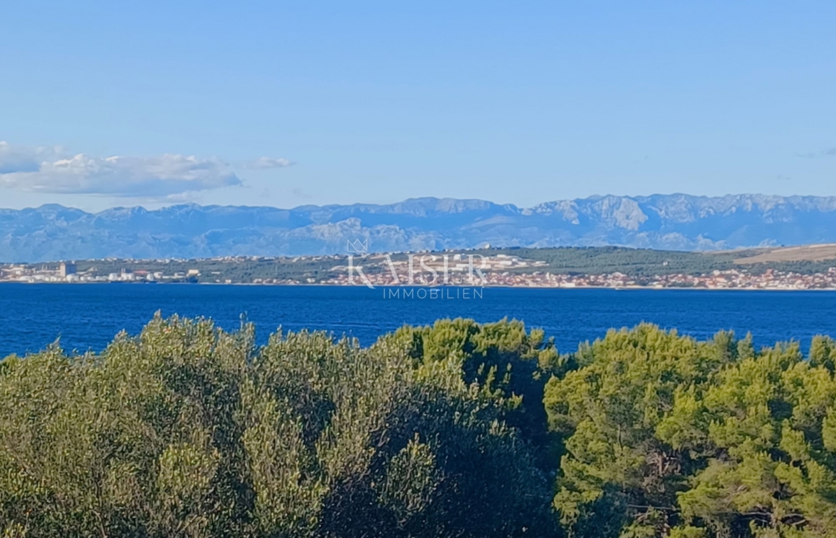 Ugljan, Kukljica, terreno edificabile 1686 m2, a 150 m dal mare con vista sul canale di Zara
