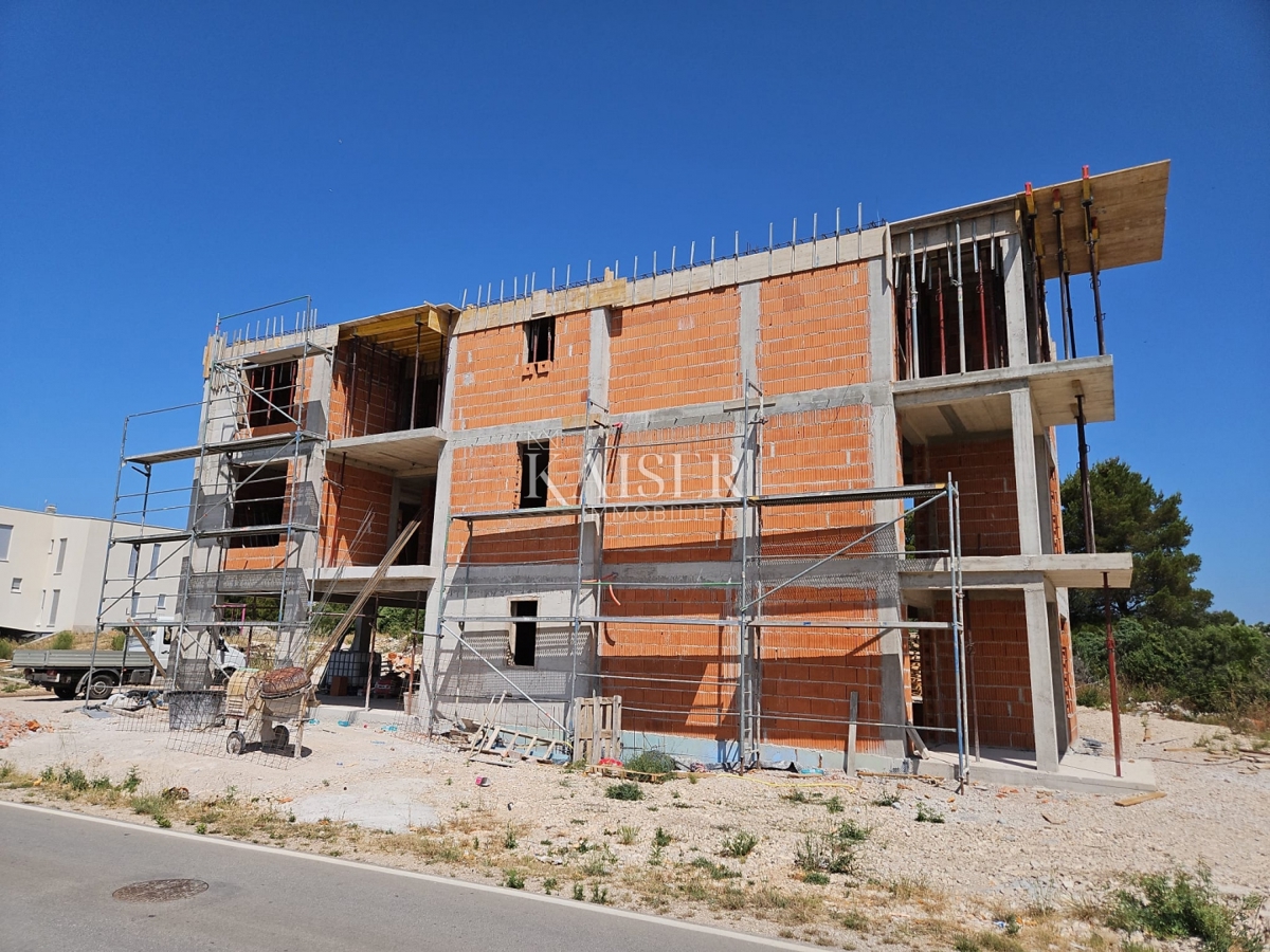 Sebenico, Brodarica - appartamento con due camere da letto di 73,61 m2 in un nuovo edificio vicino alla spiaggia di Rezalište